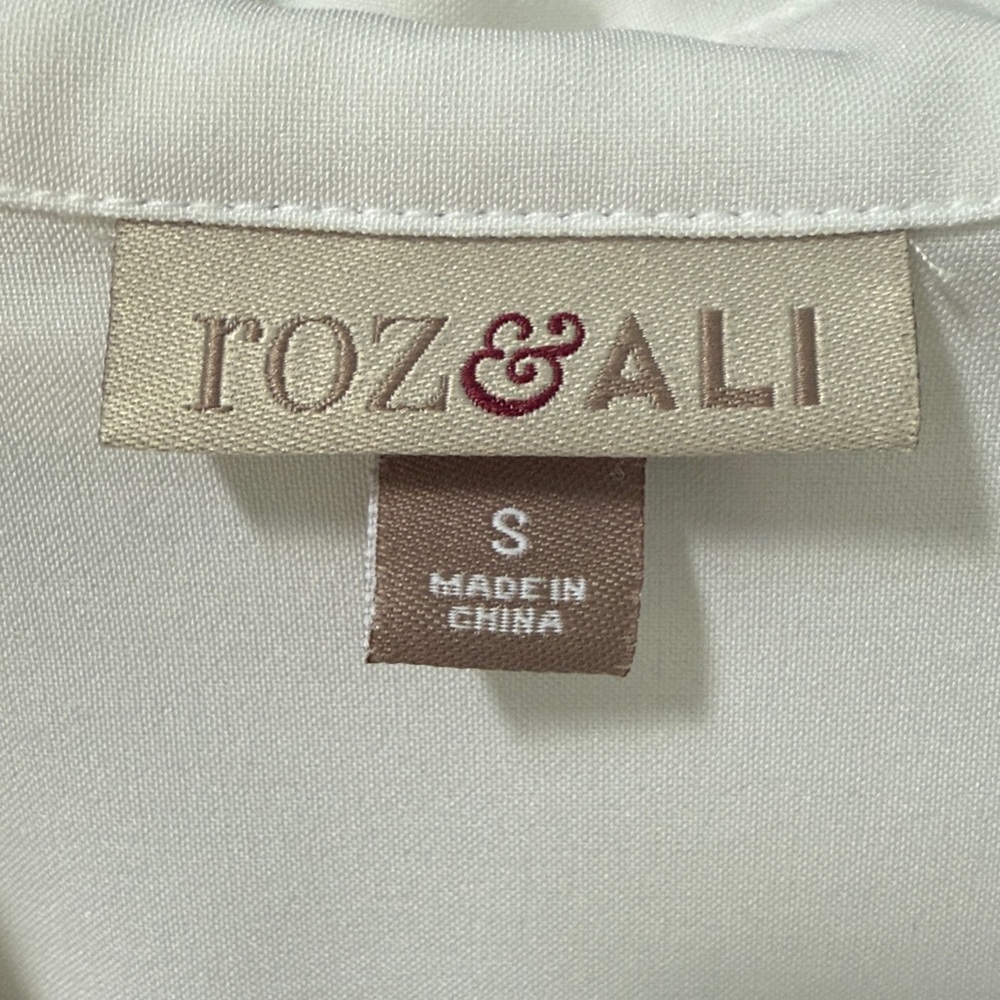 Roz & Ali Women’s V Neck Button-Down Blouse Classic White SZ Small. - Picture 4 of 13